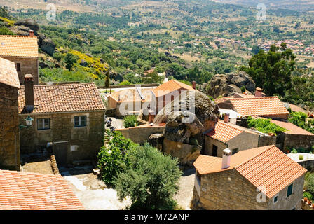 Il vecchio borgo fatto di pietre giganti, Monsanto, Portogallo Foto Stock