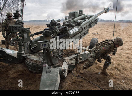 US Army gunners da Archer batteria, 2° plotone, quarta sezione, campo squadrone di artiglieria, 2° reggimento di cavalleria effettuare una missione sulla M777 obice. Esercizio anteriore dinamico 18 comprende circa 3.700 partecipanti provenienti da 26 nazioni a U.S. Dell'armata di Grafenwoehr Area Formazione (Germania), dal 23 febbraio-marzo 10, 2018. Dynamic Front è un annuale U.S. Esercito Europa (USAREUR) esercizio incentrati sull'interoperabilità di U.S. Esercito, servizio comune e allied nazione artiglieria e fuoco di supporto in un ambiente multinazionale, dal teatro-livello sede identificare bersagli per pistola equipaggi cordini di trazione Foto Stock