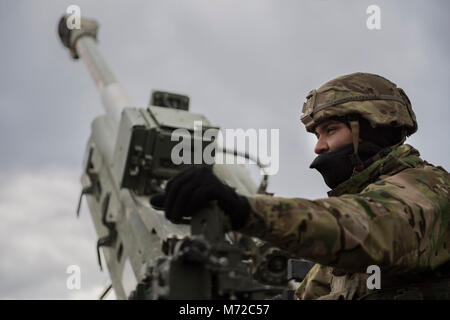 US Army gunners da Archer batteria, 2° plotone, quarta sezione, campo squadrone di artiglieria, 2° reggimento di cavalleria effettuare una missione sulla M777 obice. In questa foto: Specialista Gonzalez esercizio anteriore dinamico 18 comprende circa 3.700 partecipanti provenienti da 26 nazioni a U.S. Dell'armata di Grafenwoehr Area Formazione (Germania), dal 23 febbraio-marzo 10, 2018. Dynamic Front è un annuale U.S. Esercito Europa (USAREUR) esercizio incentrati sull'interoperabilità di U.S. Esercito, servizio comune e allied nazione artiglieria e fuoco di supporto in un ambiente multinazionale, dal teatro a livello di identificazione della sede centrale Foto Stock