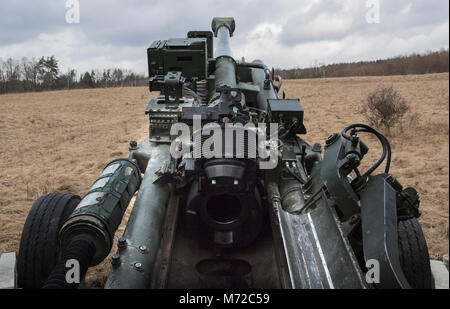 US Army gunners da Archer batteria, 2° plotone, quarta sezione, campo squadrone di artiglieria, 2° reggimento di cavalleria effettuare una missione sulla M777 obice. Esercizio anteriore dinamico 18 comprende circa 3.700 partecipanti provenienti da 26 nazioni a U.S. Dell'armata di Grafenwoehr Area Formazione (Germania), dal 23 febbraio-marzo 10, 2018. Dynamic Front è un annuale U.S. Esercito Europa (USAREUR) esercizio incentrati sull'interoperabilità di U.S. Esercito, servizio comune e allied nazione artiglieria e fuoco di supporto in un ambiente multinazionale, dal teatro-livello sede identificare bersagli per pistola equipaggi cordini di trazione Foto Stock