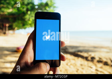 Primo piano dello schermo di iPhone con Twitter Startscreen in spiaggia Foto Stock