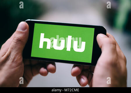 Primo piano di Hulu logo visualizzato su Apple iPhone Foto Stock