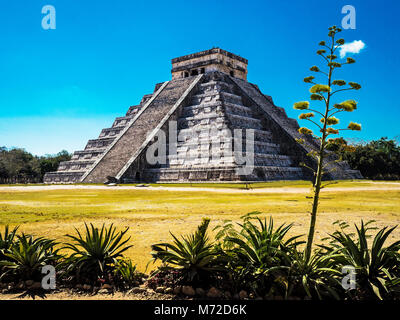El Castillo, la piramide di Kukulkán, è il più famoso edificio nell'UNESCO rovine Maya di Chichen Itza Sito Archeologico Foto Stock