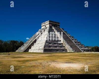 El Castillo, la piramide di Kukulkán, è il più famoso edificio nell'UNESCO rovine Maya di Chichen Itza Sito Archeologico Foto Stock
