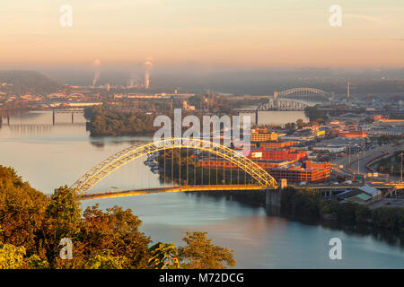 Il West End Bridge è un acciaio bowstring arch ponte sopra il fiume Ohio a Pittsburgh, Pennsylvania, USA. Foto Stock