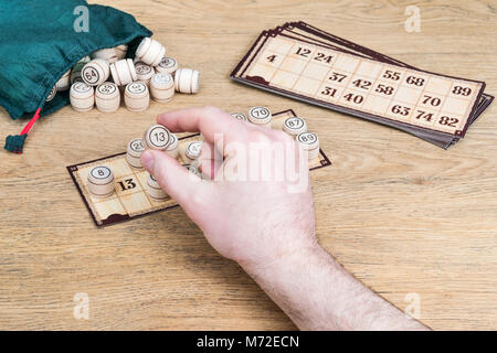 Numero tredici nelle mani di un giocatore nel gioco del bingo Foto Stock