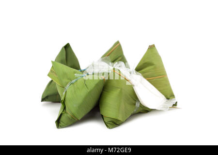 Riso appiccicoso in foglie di bambù con sciroppo, Thai dessert isolati su sfondo bianco Foto Stock