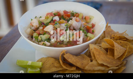 Ceviche di pesce e patatine Foto Stock