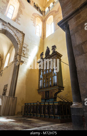 Organo del Duomo di Cefalù, di stile chiamato siciliano, romanica in Sicilia, Italia Foto Stock