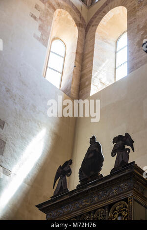 Cifre retroilluminato all'interno della cattedrale di Cefalù, di stile chiamato siciliano, romanica in Sicilia, Italia Foto Stock