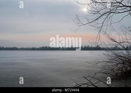 Sole sopra un lago Foto Stock