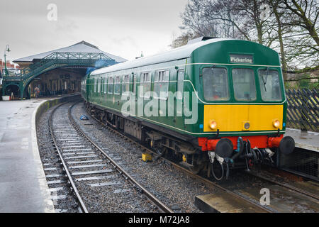 Un vintage British Rail treno diesel a fianco di una piattaforma a Pickering North Yorkshire Moors stazione ferroviaria, England, Regno Unito Foto Stock