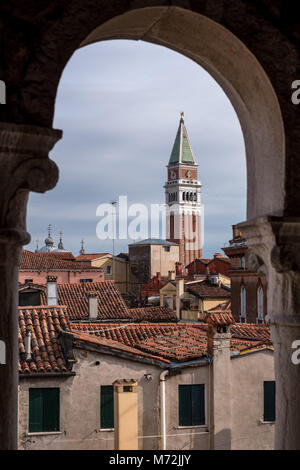 Vista panoramica attraverso gli archi delle arcate in cima alla scala a chiocciola presso il Palazzo Contarini del Bovolo, Venezia (Venezia), Foto Stock