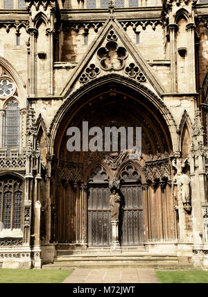 Cattedrale di Lincoln. Il Portale di giudizio sul lato sud est dell'edificio. Madonna e Bambino statua. Foto Stock