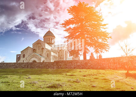 La Chiesa, trova il Racha regione della Georgia, Svaneti inferiore montagne. Sun flare Foto Stock