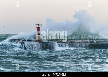 Onde enormi visto schiantarsi contro il frangiflutti di Kalk Bay Harbor in Cape Town, Sud Africa. Le onde erano il risultato di due giorni di alta w Foto Stock