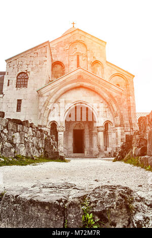 La Chiesa, trova il Racha regione della Georgia, Svaneti inferiore montagne. Sun flare Foto Stock