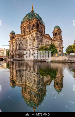 Il Berliner Dom e il fiume Sprea nel primo mattino Foto Stock