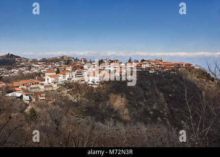 Vista di Tbilisi, capitale della Georgia, paese, Tbilisi torre della televisione sul monte Mtatsminda Foto Stock