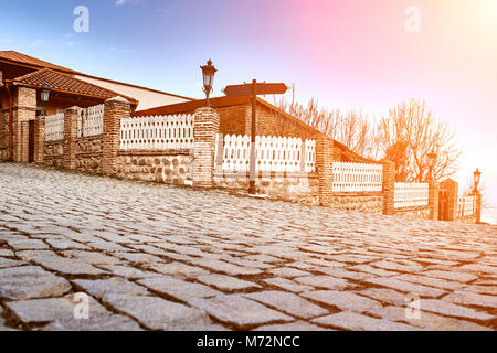 Pittoresca strada a Sighnaghi (Signagi), Kakheti , Georgia. Sighnaghi è noto come "l'amore" città in Georgia. Sun flare Foto Stock