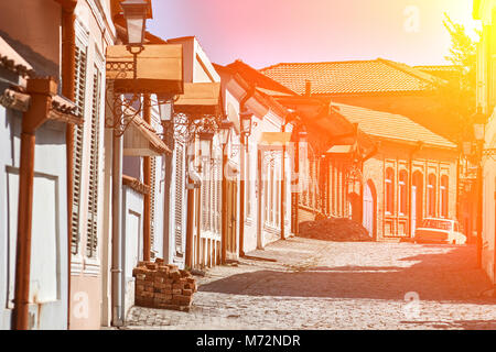 Pittoresca strada a Sighnaghi (Signagi), Kakheti , Georgia. Sighnaghi è noto come "l'amore" città in Georgia. Sun flare Foto Stock