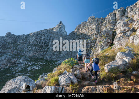 Gli escursionisti in India Venster percorso escursionistico sulla Table Mountain a Cape Town. Foto Stock