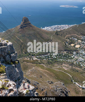 Arrampicatori preparando a salire appena sotto la cima del Table Mountain a Cape Town. Testa di leone, Robben Island e Cape Town's Atlantic Seaboard ca Foto Stock