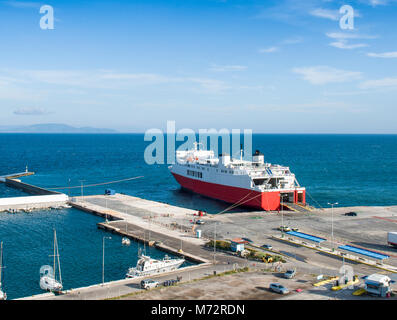 Vista la porta di carico e il traghetto per auto in Rafina da una collina. Attica, Grecia Foto Stock