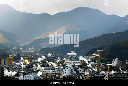 Primavera calda vapore crescendo ovunque in Beppu- un famoso giapponese Onsen / città termale a Kyushu in Giappone. Foto Stock