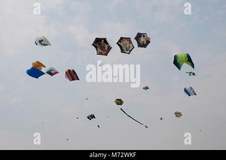 Varie aquiloni competere a livello internazionale il Kite Festival a fronte fiume Sabarmati, Ahmedabad, Gujarat, India Foto Stock