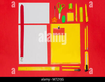 Mock-up modello di business con le carte, carta, penna. sfondo rosso. Foto Stock