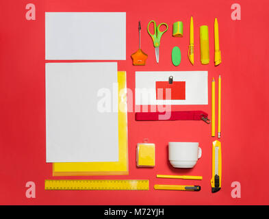 Mock-up modello di business con le carte, carta, penna. sfondo rosso. Foto Stock