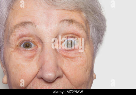 Vista ravvicinata di senior volto di donna su sfondo bianco Foto Stock