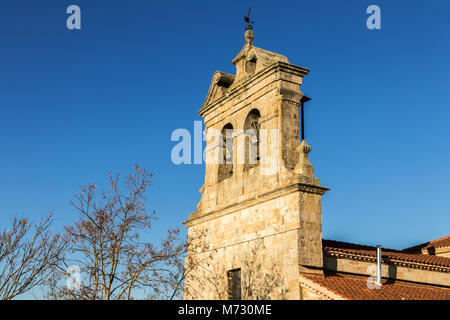 La Chiesa di Nostra Signora dell'Assunzione (iglesia de la Asunción) in Peleas de Arriba, una piccola cittadina in provincia di Zamora Castiglia e Leon, Spagna Foto Stock