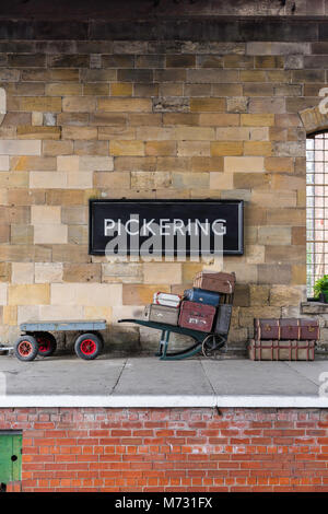 Pickering stazione ferroviaria, Vista di bagagli vintage e firmare situati sulla piattaforma di Pickering North Yorkshire Moors stazione ferroviaria, England, Regno Unito Foto Stock