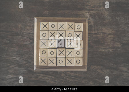 Ox tic tac toe gioco realizzato dal blocco di legno sul tavolo in legno. Il rischio, strategia, concorso in business Foto Stock