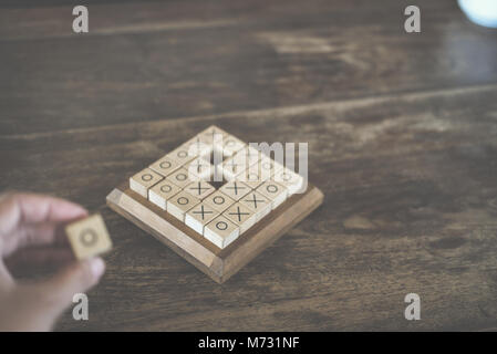 Ox tic tac toe gioco realizzato dal blocco di legno sul tavolo in legno. Il rischio, strategia, concorso in business Foto Stock