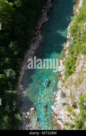 Vista aerea giù il fiume Tara canyon gola da Tara Bridge, guardando a puntoni in una zattera Foto Stock