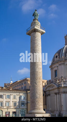 La chiesa del Santissimo Nome di Maria e la Colonna di Traiano a Roma Foto Stock