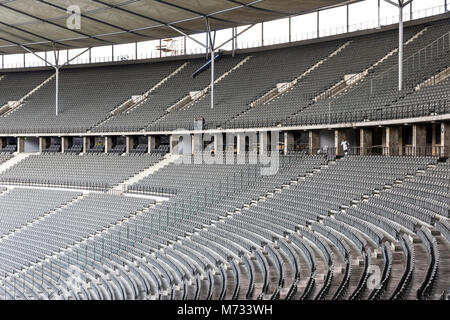 Tribune vuote di Olympiastadion (Stadio Olimpico di Berlino, Germania Foto Stock