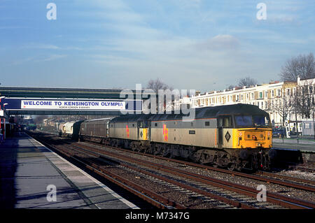 Una coppia di classe 47 locomotive diesel numeri 47387 'Transmark' e 47386 con un breve trasporto a carro completo passando attraverso Kensington Olympia il 2 febbraio 1995. Foto Stock