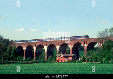 Una classe 47 locomotiva diesel numero 47716 'Duke of Edinburgh's Award' lavorando una rete sud-est-ovest dell'Inghilterra di servizio sul viadotto Hurstbourne il 6 maggio 1993. Foto Stock