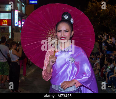 Partecipa a una sfilata durante il festival Yee Peng a Chiang mai , Thailandia Foto Stock