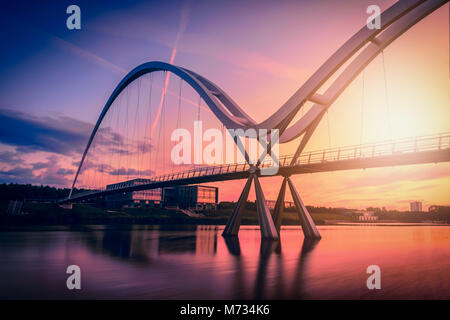 Infinito Ponte sul cielo drammatico al tramonto in Stockton-on-Tees, Regno Unito. Foto Stock