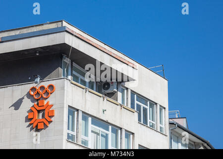 SARAJEVO, BOSNIA - 16 febbraio 2018: il Logo di Sarajevo 1984 Giochi Olimpici Invernali su un edificio fatiscente nel centro della citta'. Sarajevo è stata Foto Stock