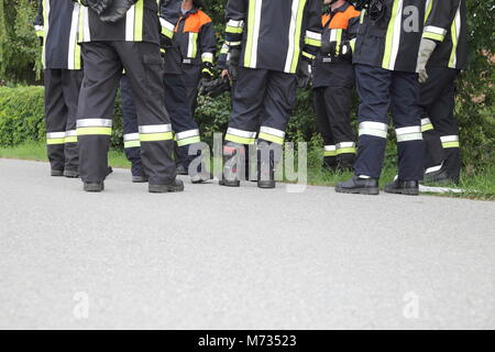 Una squadra di vigili del fuoco per discutere la messa in pausa a pochi metri Foto Stock