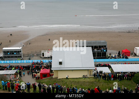 Tour de Yorkshire 2016 Il Peloton finire a Scarborough durante il tour de Yorkshire. Foto Stock