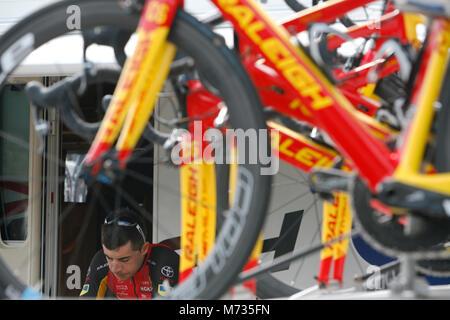 Tour de Yorkshire 2016 un membro del Team Raleigh GAC si riscalda prima di stadi 2 Otley a Doncaster Foto Stock