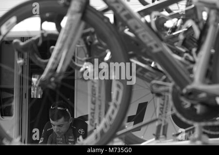 Tour de Yorkshire 2016 un membro del Team Raleigh GAC si riscalda prima di stadi 2 Otley a Doncaster Foto Stock