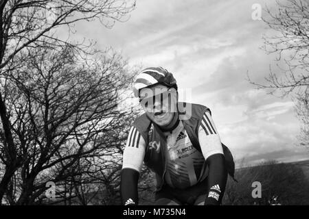 Tour de Yorkshire 2016 un membro della National cycling team climbing cote de greenhow hill durante la fase 1 del tour de yorkshire. Foto Stock